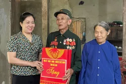 Chủ tịch Ủy ban MTTQ tỉnh Bắc Kạn thăm, tặng quà gia đình chính sách huyện Bạch Thông