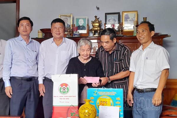 Chủ tịch Uỷ ban MTTQ Đắk Nông thăm, tặng quà gia đình chính sách, người có công tại Đắk Mil