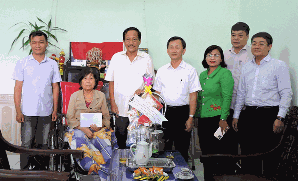 Lãnh đạo tỉnh Kon Tum đi thăm, tặng quà các gia đình chính sách tại huyện Đăk Hà