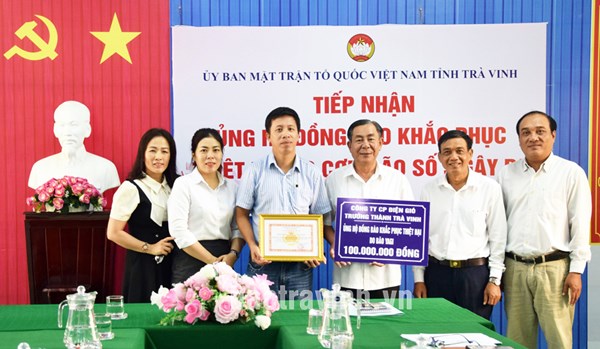 Ủy ban MTTQ Việt Nam tỉnh Trà Vinh tiếp nhận tiền ủng hộ đồng bào bị thiệt hại do cơn bão số 3 gây ra