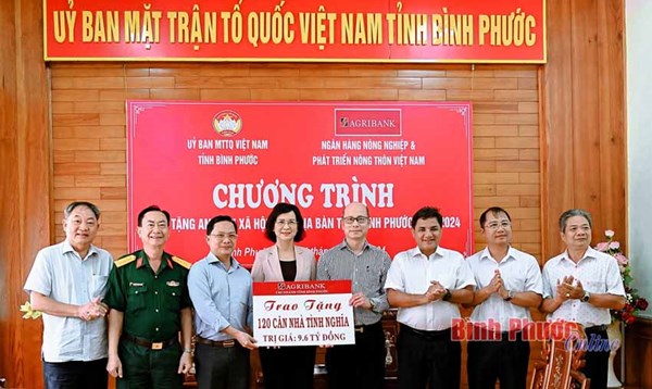 Ủy ban MTTQ tỉnh Bình Phước tiếp nhận kinh phí tài trợ an sinh xã hội năm 2024