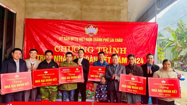 Ủy ban Mặt trận Tổ quốc thành phố Lai Châu trao nhà đại đoàn kết năm 2024