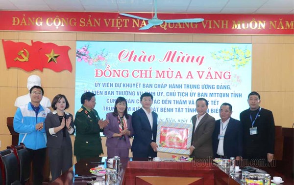 Lãnh đạo Ủy ban MTTQ tỉnh Điện Biên thăm, tặng quà Tết một số đơn vị trên địa bàn TP. Điện Biên Phủ