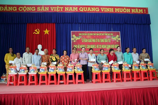 Bạc Liêu bàn giao 27 căn nhà cho hộ nghèo