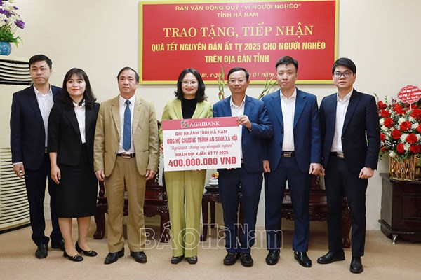 Ủy ban MTTQ tỉnh Hà Nam tiếp nhận quà Tết Ất Tỵ tặng người nghèo