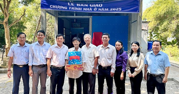 Mang Tết đến với người nghèo huyện Tri Tôn