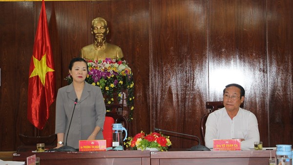 Phó Chủ tịch Trương Thị Ngọc Ánh kiểm tra việc lấy ý kiến người dân về xây dựng NTM ở Quảng Nam