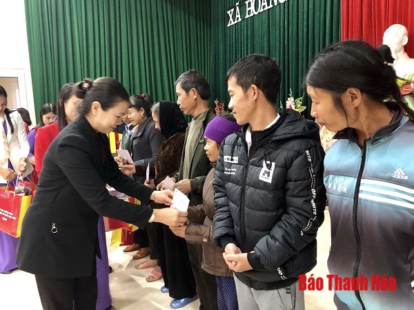 Phó Chủ tịch Trương Thị Ngọc Ánh tặng quà Tết tại tỉnh Thanh Hóa