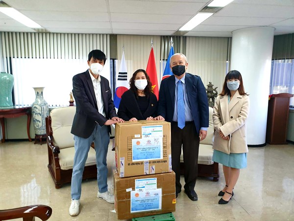VKBIA và VKEIA tặng khẩu trang cho cộng đồng người Việt Nam tại Hàn Quốc