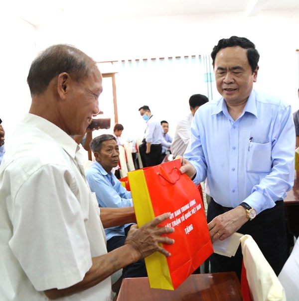 Chủ tịch Trần Thanh Mẫn thăm hỏi, tặng quà người có công tại TP Cần Thơ