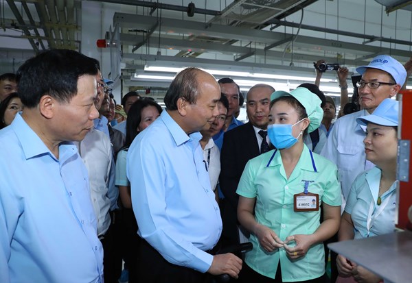 Thủ tướng Nguyễn Xuân Phúc thăm hỏi, động viên công nhân, người lao động
