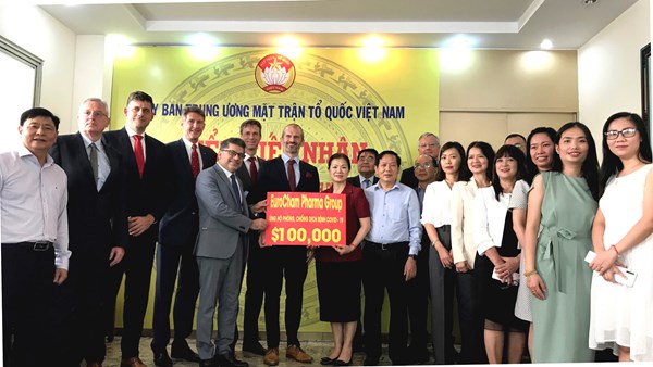 Phó Chủ tịch Trương Thị Ngọc Ánh tiếp nhận 100.000 USD ủng hộ phòng, chống dịch