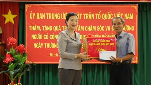 Phó Chủ tịch Trương Thị Ngọc Ánh thăm, tặng quà người có công tỉnh Bình Định