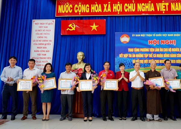 MTTQ Việt Nam TPHCM trao phương tiện sinh kế cho người nghèo