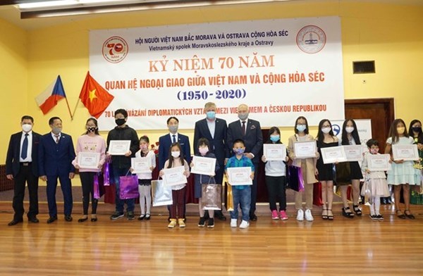 Tăng cường gắn kết người Việt với xã hội tại Cộng hòa Séc 