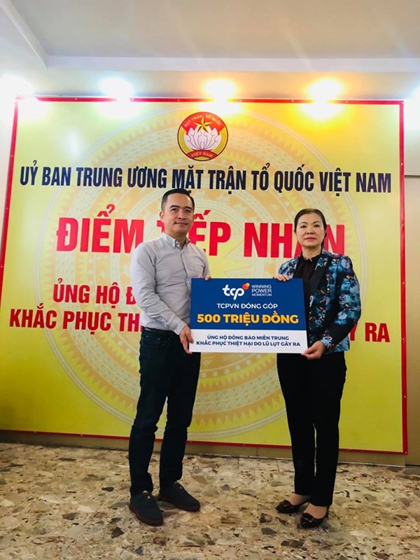 MTTQ Việt Nam tiếp nhận 500 triệu đồng ủng hộ đồng bào miền Trung 
