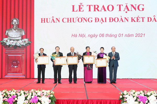 Thủ tướng Nguyễn Xuân Phúc trao Huân chương Đại đoàn kết dân tộc cho Ủy ban Thường vụ Quốc hội