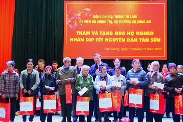 Bộ trưởng Bộ Công an Tô Lâm thăm, tặng quà các hộ nghèo, gia đình chính sách tại tỉnh Hưng Yên