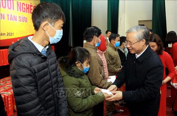 Thường trực Ban Bí thư Trần Quốc Vượng thăm, tặng quà người nghèo tại tỉnh Thái Bình
