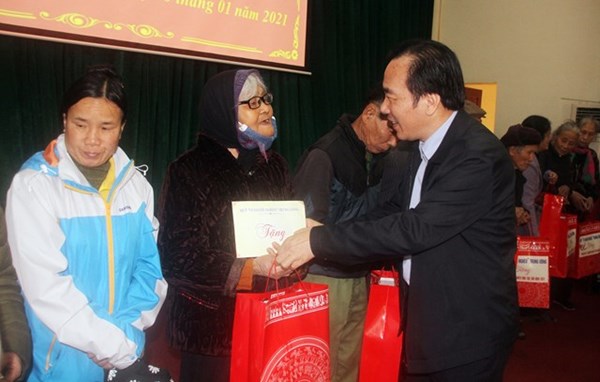 Phó Chủ tịch Ngô Sách Thực tặng quà hộ nghèo, gia đình chính sách tại tỉnh Thái Nguyên