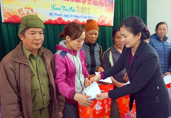 Phó Chủ tịch Ủy ban Trung ương MTTQ Việt Nam Trương Thị Ngọc Ánh tặng quà Tết tại Bắc Kạn