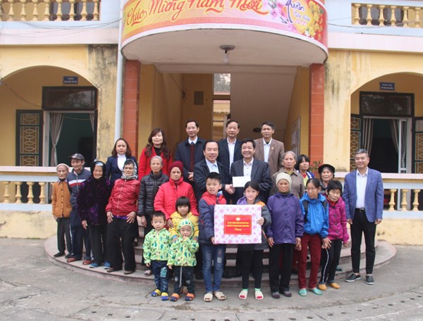 Phó Chủ tịch Ngô Sách Thực thăm, tặng quà Tết cho hộ nghèo, người có hoàn cảnh khó khăn tại Bắc Giang