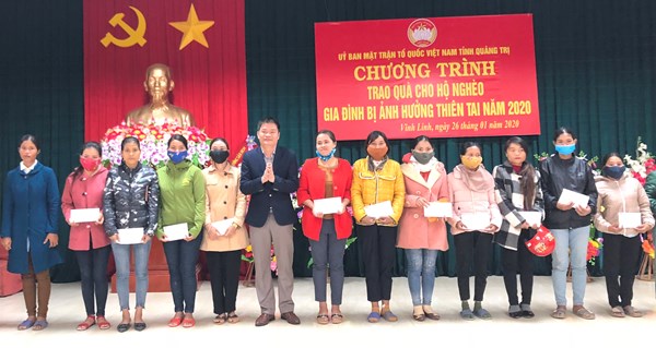 Ủy ban MTTQ Việt Nam tỉnh Quảng Trị trao quà Tết cho gia đình gặp khó khăn