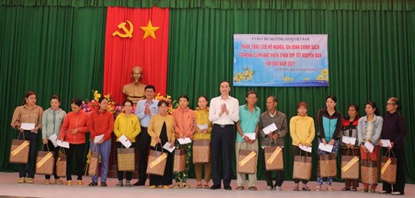 Phó Chủ tịch Phùng Khánh Tài thăm, tặng quà hộ nghèo, gia đình chính sách tại Bình Định