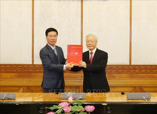 Tổng Bí thư, Chủ tịch nước Nguyễn Phú Trọng trao quyết định phân công Ủy viên Bộ Chính trị