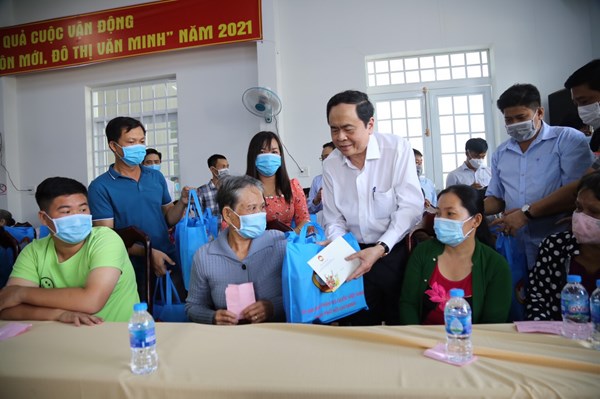 Chủ tịch Trần Thanh Mẫn trao 500 suất quà cho hộ nghèo, gia đình chính sách tại tỉnh Hậu Giang