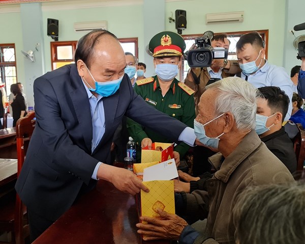Thủ tướng Nguyễn Xuân Phúc thăm gia đình chính sách và hộ nghèo huyện Quế Sơn, tỉnh Quảng Nam