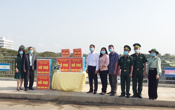 An Giang: Trao 10 ngàn khẩu trang và nước sát khuẩn cho Hội Khmer-Việt Nam tại Campuchia