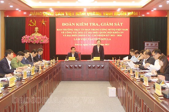 Phó Chủ tịch Trương Thị Ngọc Ánh kiểm tra, giám sát công tác bầu cử tại tỉnh Sơn La
