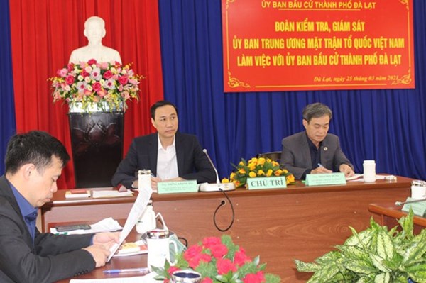 Phó Chủ tịch Phùng Khánh Tài kiểm tra công tác bầu cử tại tỉnh Lâm Đồng 