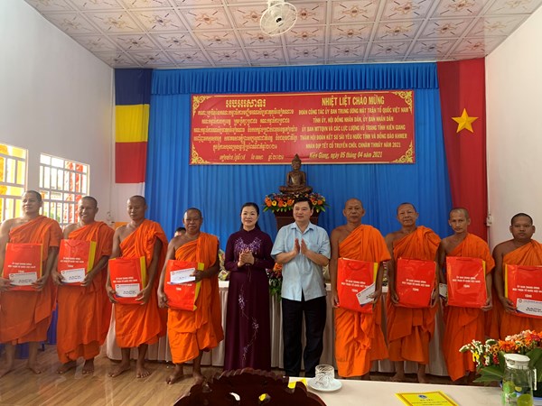 Phó Chủ tịch Trương Thị Ngọc Ánh chúc Tết cổ truyền Chôl Chnăm Thmây tại Kiên Giang 