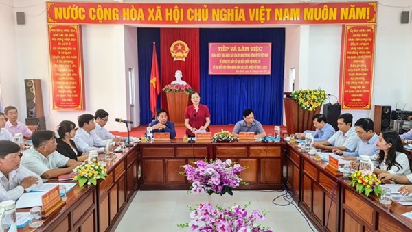 Phó Chủ tịch Trương Thị Ngọc Ánh kiểm tra, giám sát công tác chuẩn bị bầu cử huyện Hòa Bình