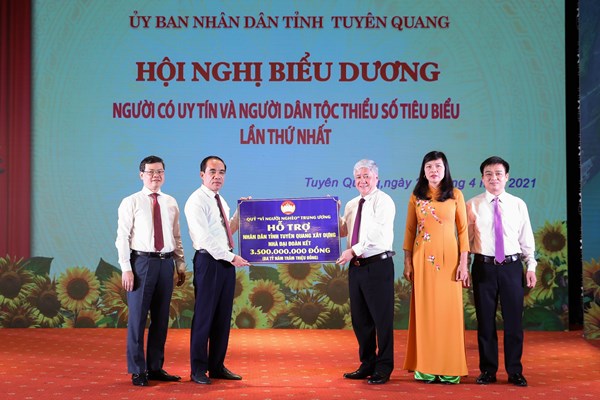 Chủ tịch UBTƯ MTTQ Việt Nam Đỗ Văn Chiến trao hỗ trợ 70 căn nhà đại đoàn kết cho tỉnh Tuyên Quang