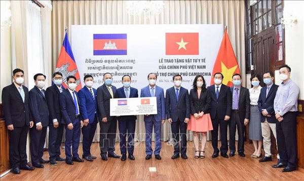 Chính phủ Việt Nam hỗ trợ vật tư, thiết bị y tế giúp Chính phủ Campuchia ứng phó dịch COVID-19