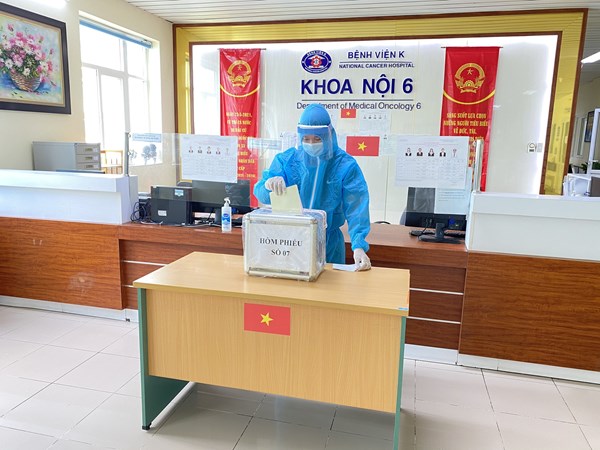 Hà Nội: Niềm tin của cử tri qua những lá phiếu từ bệnh viện và khu dân cư đang phong tỏa
