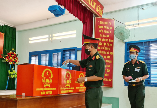 Bình Thuận: 377 cán bộ chiến sỹ đảo Phú Quý đã hoàn thành quyền công dân 