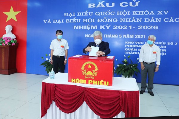 Chủ tịch Đỗ Văn Chiến cùng cử tri quận Bắc Từ Liêm đi bỏ phiếu