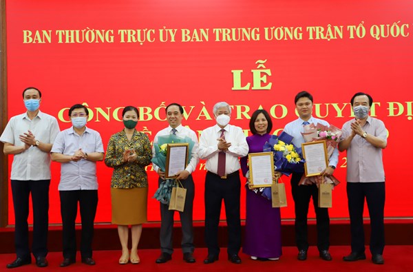 Chủ tịch UBTƯ MTTQ Việt Nam Đỗ Văn Chiến trao Quyết định bổ nhiệm cán bộ