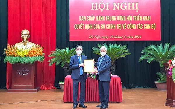 Chủ tịch UBTƯ MTTQ Việt Nam Đỗ Văn Chiến trao Quyết định của Bộ Chính trị về công tác cán bộ