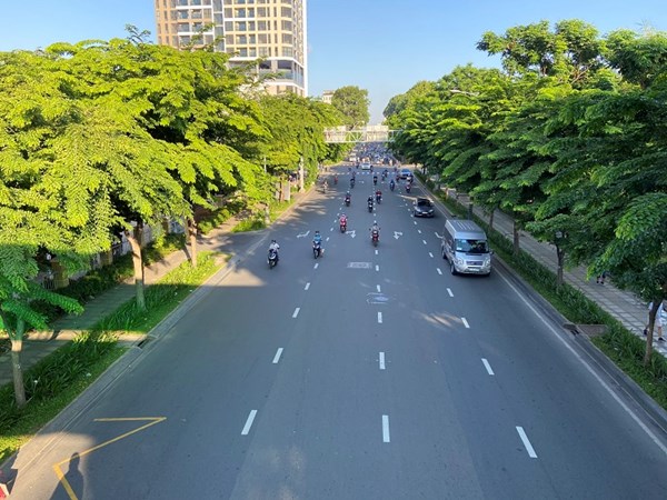 Đường phố TP Hồ Chí Minh vắng vẻ trong ngày đầu thực hiện giãn cách xã hội
