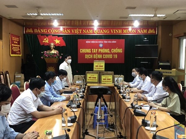Ủy ban MTTQ Việt Nam tỉnh Hòa Bình trao quà hỗ trợ cán bộ tuyến đầu chống dịch 