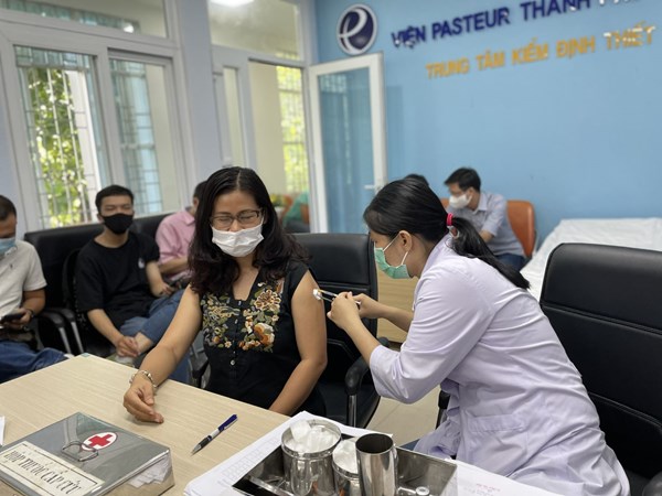TP Hồ Chí Minh đẩy nhanh việc mua và tiêm vaccine COVID-19 cho người dân