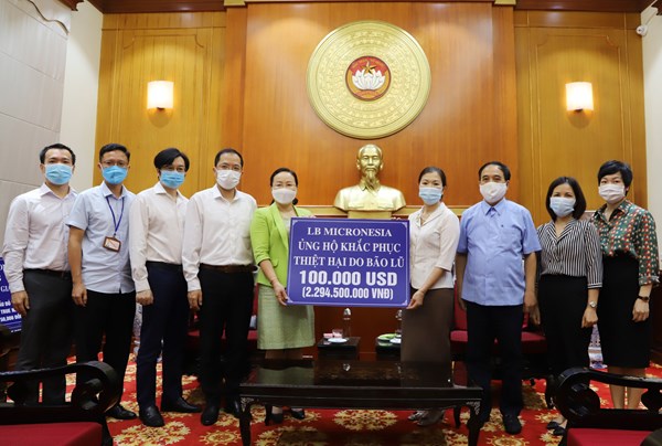 Phó Chủ tịch Trương Thị Ngọc Ánh tiếp nhận 100.000 USD từ Quốc hội Liên bang Micronesia hỗ trợ đồng bào miền Trung