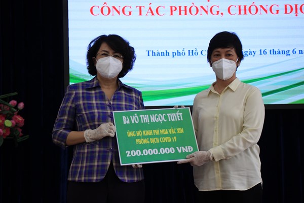 TP Hồ Chí Minh: Người bán cây kiểng, đập heo đất ủng hộ tiền mua vắc xin 
