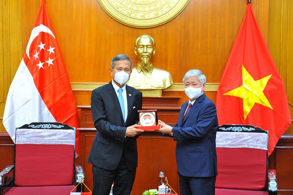 Chủ tịch UBTƯ MTTQ Việt Nam Đỗ Văn Chiến tiếp Bộ trưởng Bộ Ngoại giao Singapore