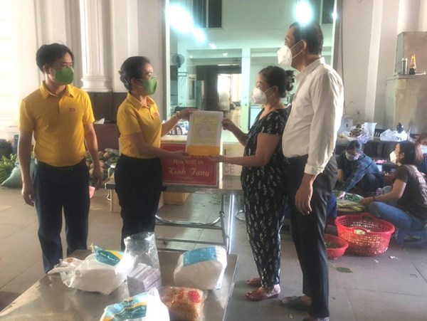 Chủ tịch Ủy ban MTTQ Việt Nam tỉnh Nghệ An thăm, động viên doanh nghiệp và các tình nguyện viên hỗ trợ phòng, chống dịch